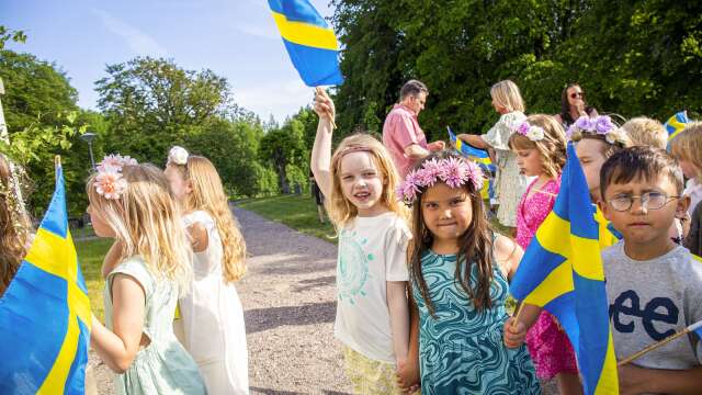 Med flaggor i högsta hugg var eleverna på Edsleskogs friskola redo att avrunda skolåret. Här syns sommarlovssugna Caroline Johansson och Jasmine Edvinsson, som ska börja ettan till hösten.