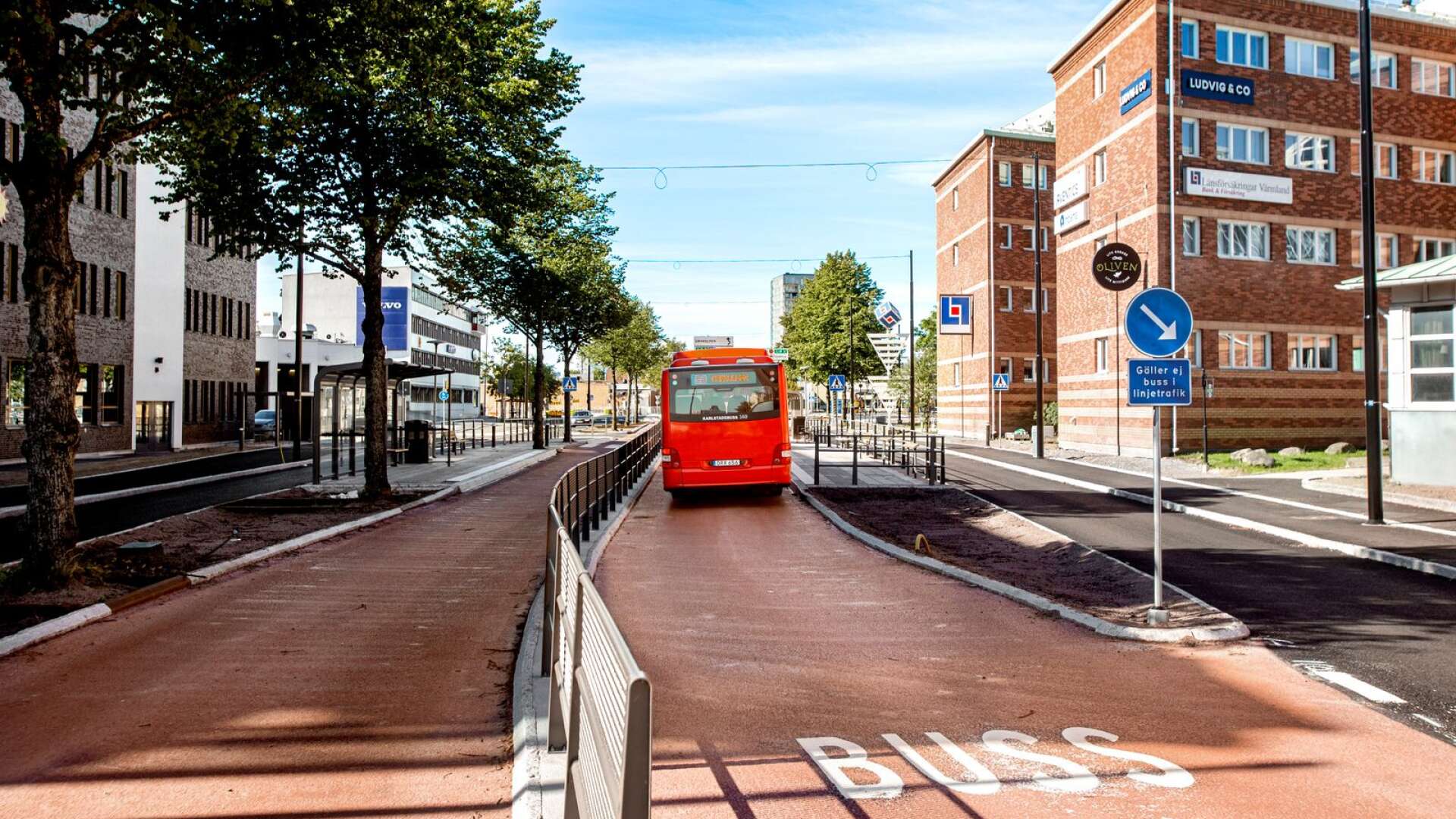 Äntligen en vackert rödmålad bussfil i mitten så bussen kan svänga vänster, en bred cykel- och gångväg och så två filer för biltrafik, skriver Per-Inge Lidén.