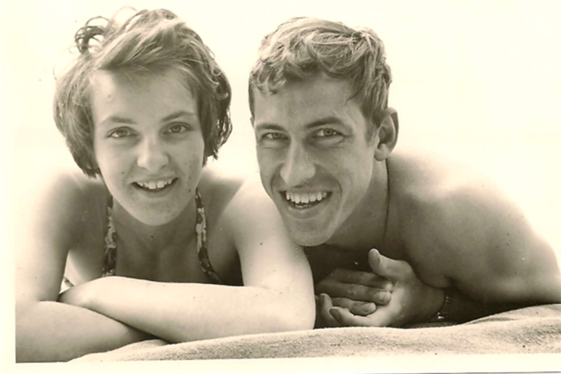 1960 köpte Lennart en kamera med självutlösare, då tog paret denna bild tillsammans på stranden på Mangenbaden. 