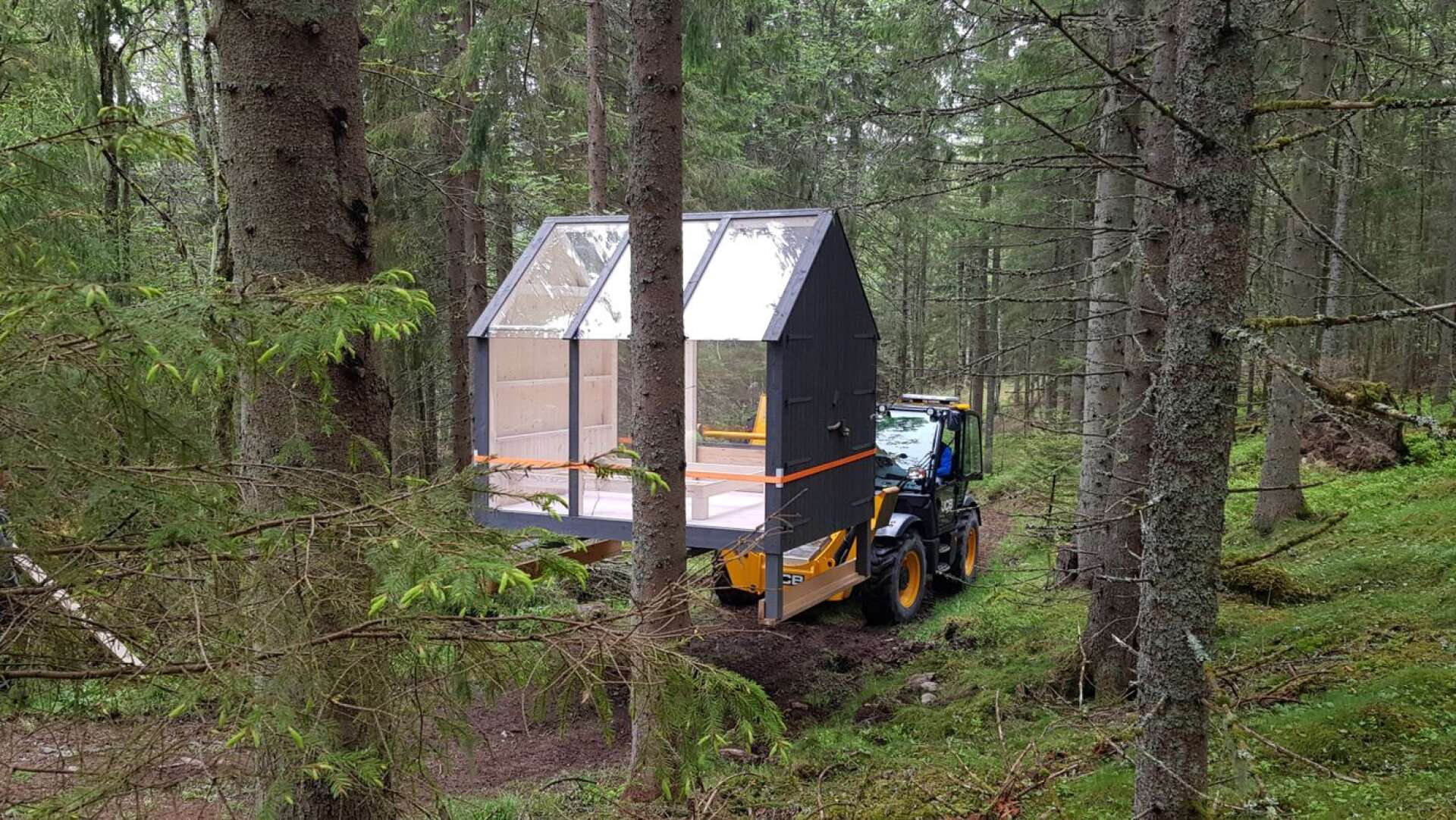 Glashuset fick flyttas 150 meter upp i skogen.