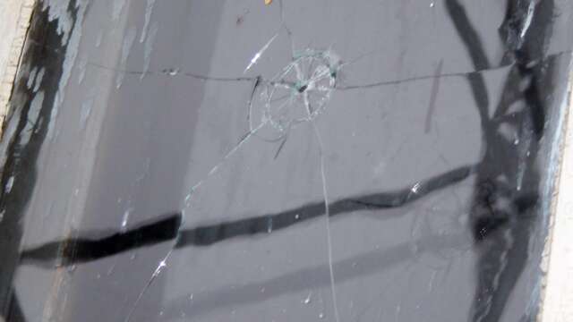 Fönster på en skola har enligt en polisanmälan skadats med luftgevär. Genrebild.