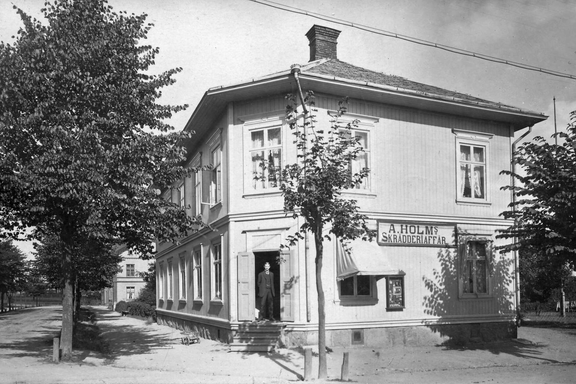 Säffles första postkontor låg i ett hus i hörnet av Billerudsgatan och Västra Storgatan. Posten flyttade därifrån 1896. Där fanns senare bland annat Holms skrädderiaffär, som ses på bilden. 