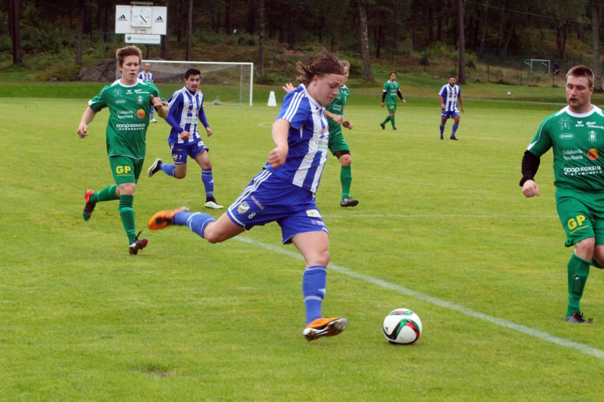 Pelle Hedlund har tidigare även representerat Tösse IF och IFK Åmål i den lokala fotbollen. Här i IFK-tröjan i en DM-match mot Högsäters GF.