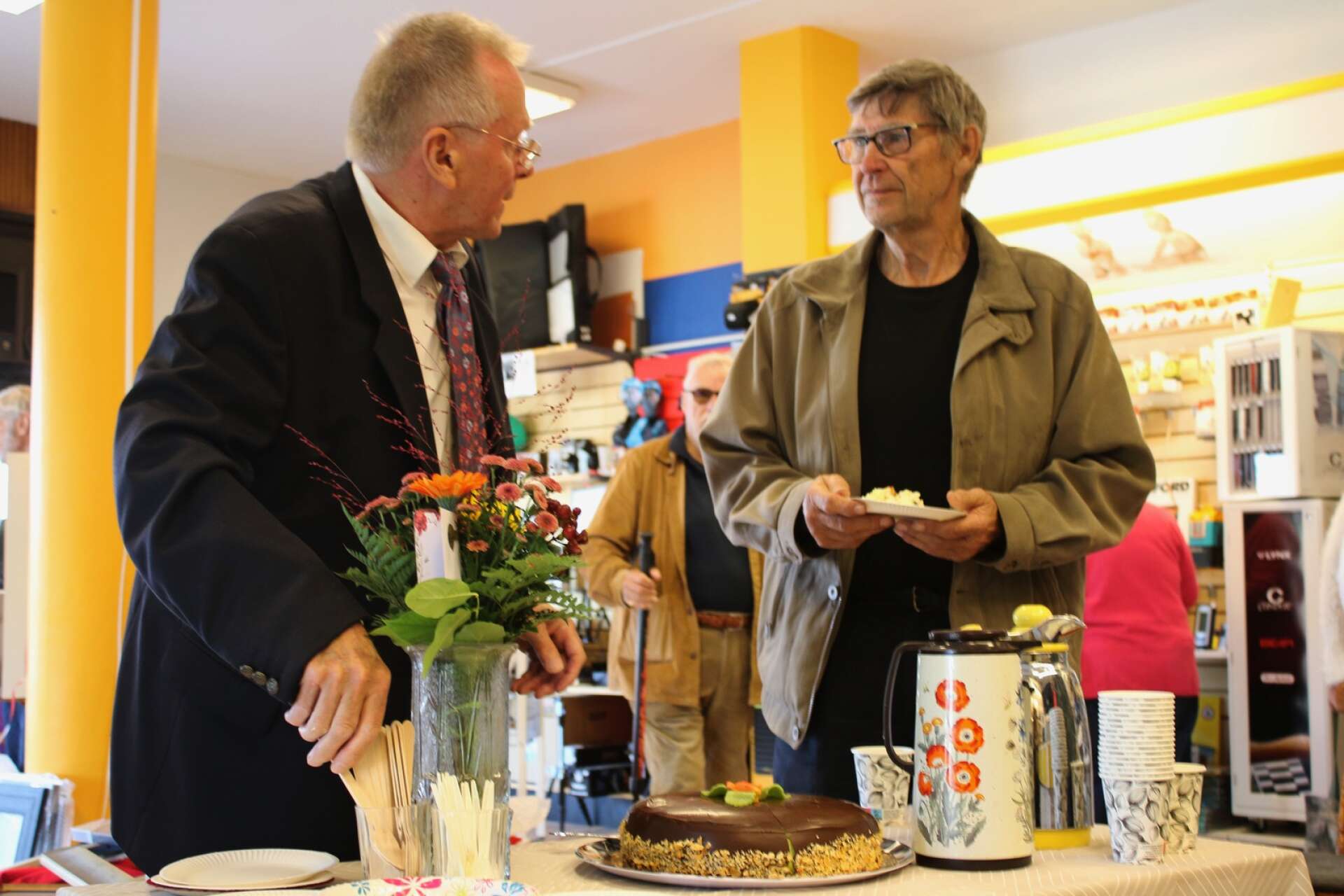 Manne Bergman serverade tårta och kaffe till besökarna i butiken.