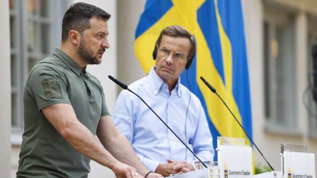 Debattören menar att Sverige borde bidra mer till kriget i Ukraina. Bilden är från tillfället då Ukrainas president Volodymyr Zelenskyj besökte Harpsund på inbjudan av statsminister Ulf Kristersson (M).