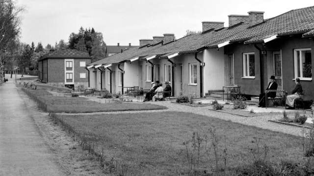 Radhusen vid Stationsgatan i Molkom i slutet av 1950-talet. I bakgrunden syns tegelhuset som bland annat har inrymt bibliotek, polisstation och bank.