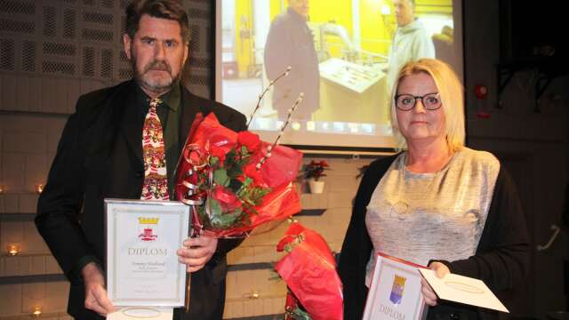 Årets ledarpris i Säffle tilldelas Anneli Persson, Move it dansförening som här ses tillsammans med Tommy Hedlund, BS Åminton som fick Åmåls ledarpris.