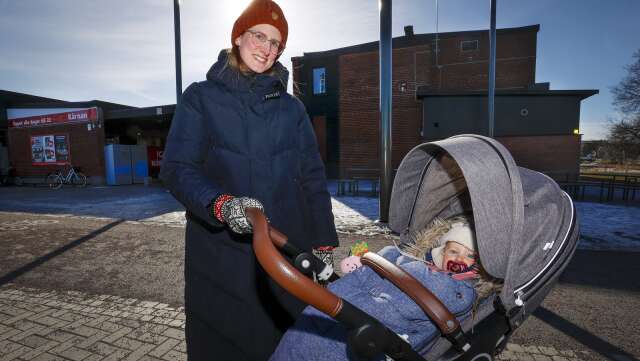 Elin Lövgren med sin dotter Lisa har märkt av de ökade priserna. 