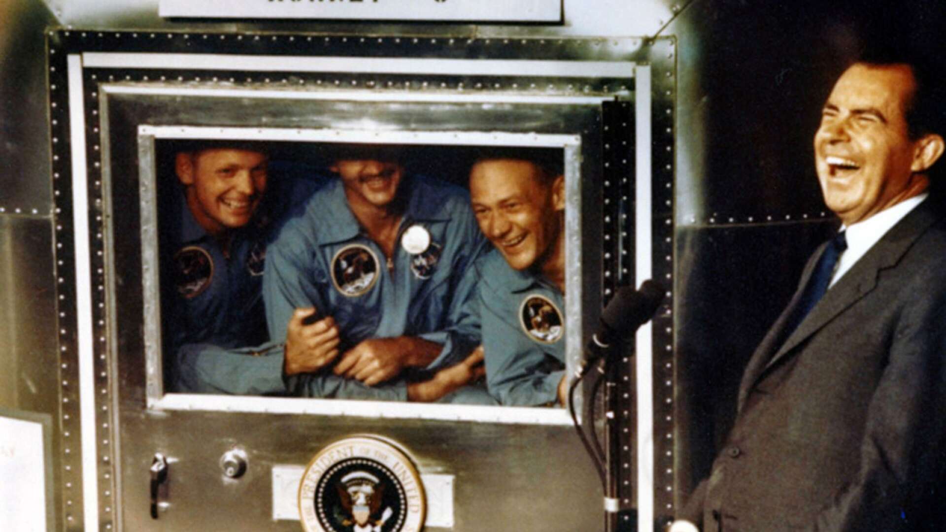 Apollo 11:s tre världshistoriska astronauter - Armstrong, Collins och Aldrin - fick sitta i &quot;karantän&quot; en tid efter återkomsten från Månen. Detta för att se om Armstron och Aldrin plockat med sig någon farlig bacill från månytan och gett den även till Collins som aldrig gick i dammet i Stillhetens hav. En mycket glad Richard Nixon tog emot astronauterna; år 1969 var den amerikanske presidentens &quot;aktier&quot; på topp. Fem år senare avgick han, föraktad och jagade på grund av Watergateskandalen.