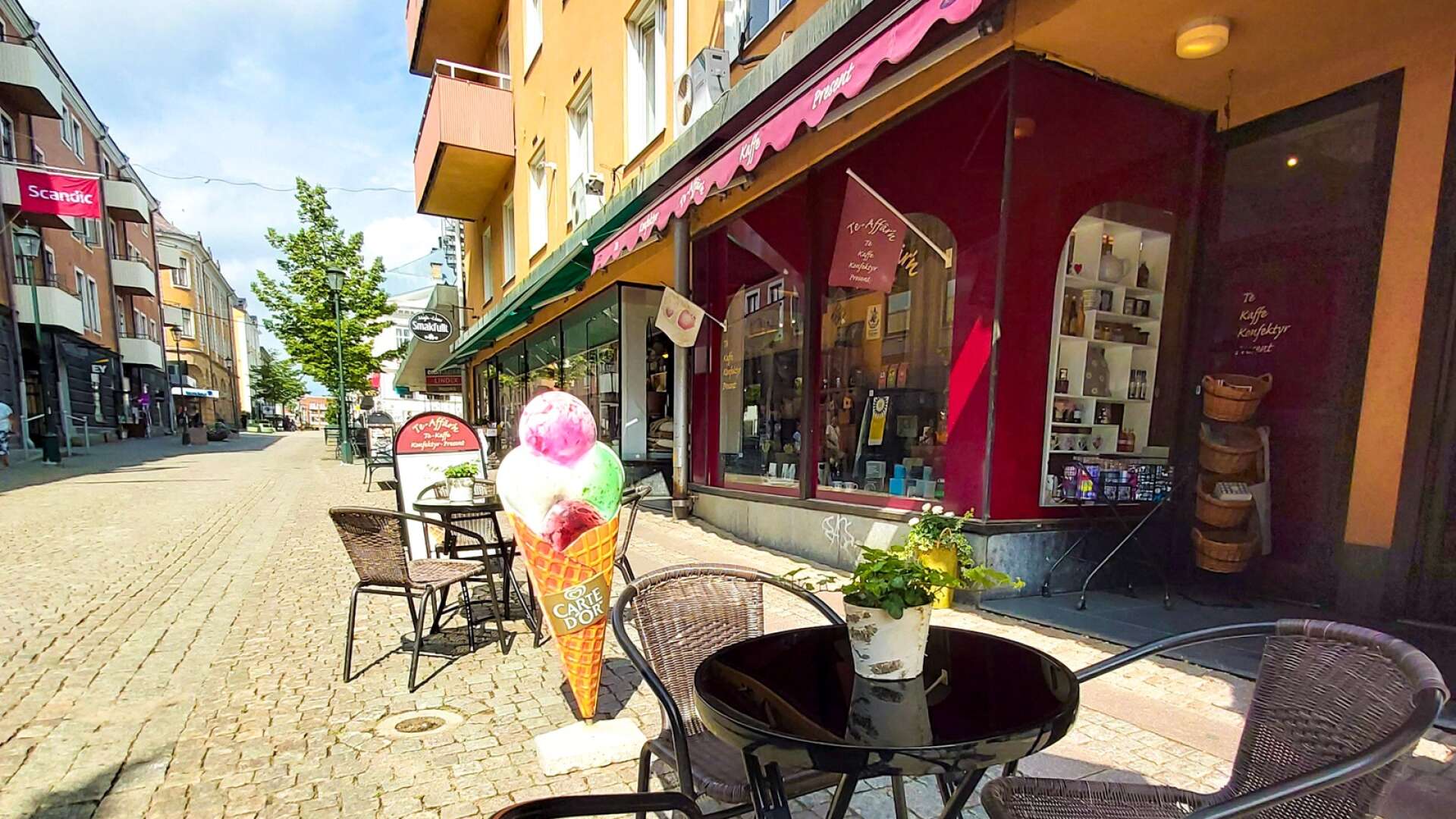 Gatorna i Arvika är fulla av mysiga små butiker och många vittnar om en sammanhållning som är unikt för staden. Här ser vi Te-affär&apos;n som drivs av Anja Wallin.