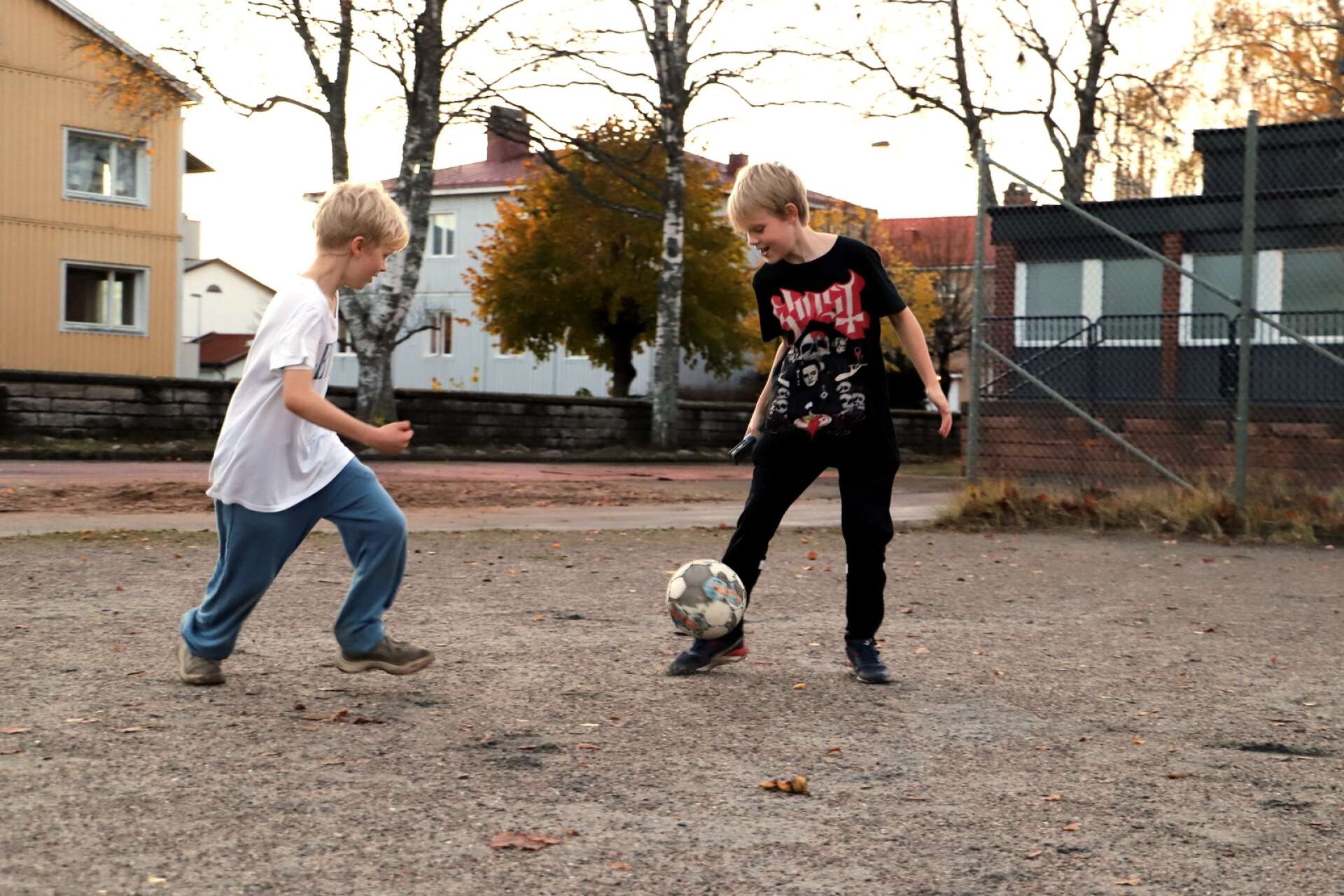 Full fart! Otto Wretling och kompisen William Hornström gillar att spela fotboll.