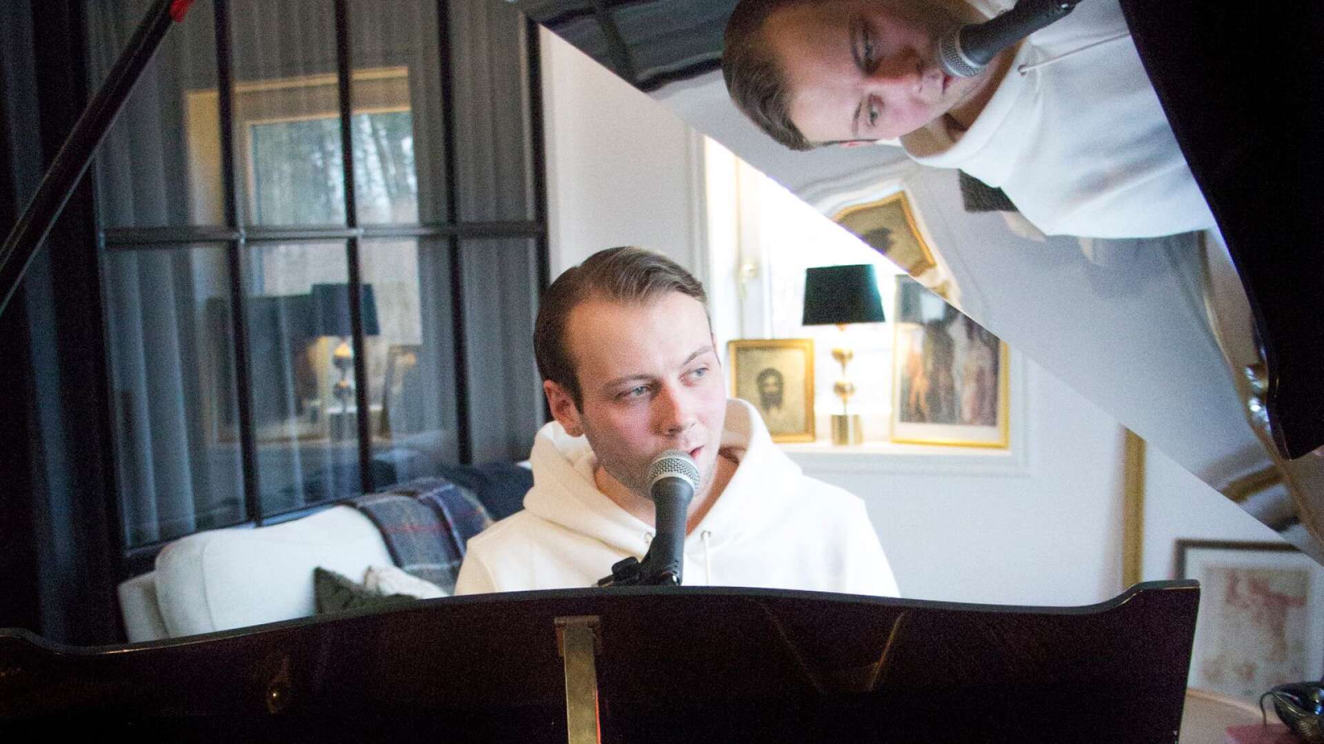 Försörjer sig som barpianist • Bor i Kristinehamn • ”Drivs av kickar”
