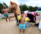 Milo Brissman Carlén, snart 3 år, har kul med en käpphäst.
