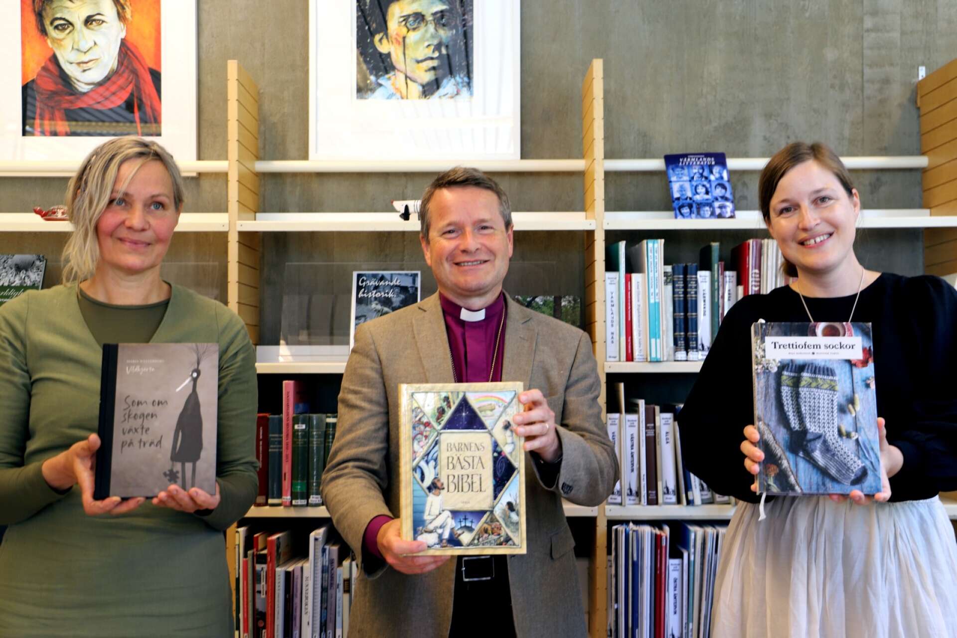 Barnens bästa bibel tar priset Vackraste Värmlandsbok 2020. Sören Dalevi flankeras av författarna Maria Vildhjärta Westerberg och Maja Karlsson, som får hedersomnämnanden för sina böcker.