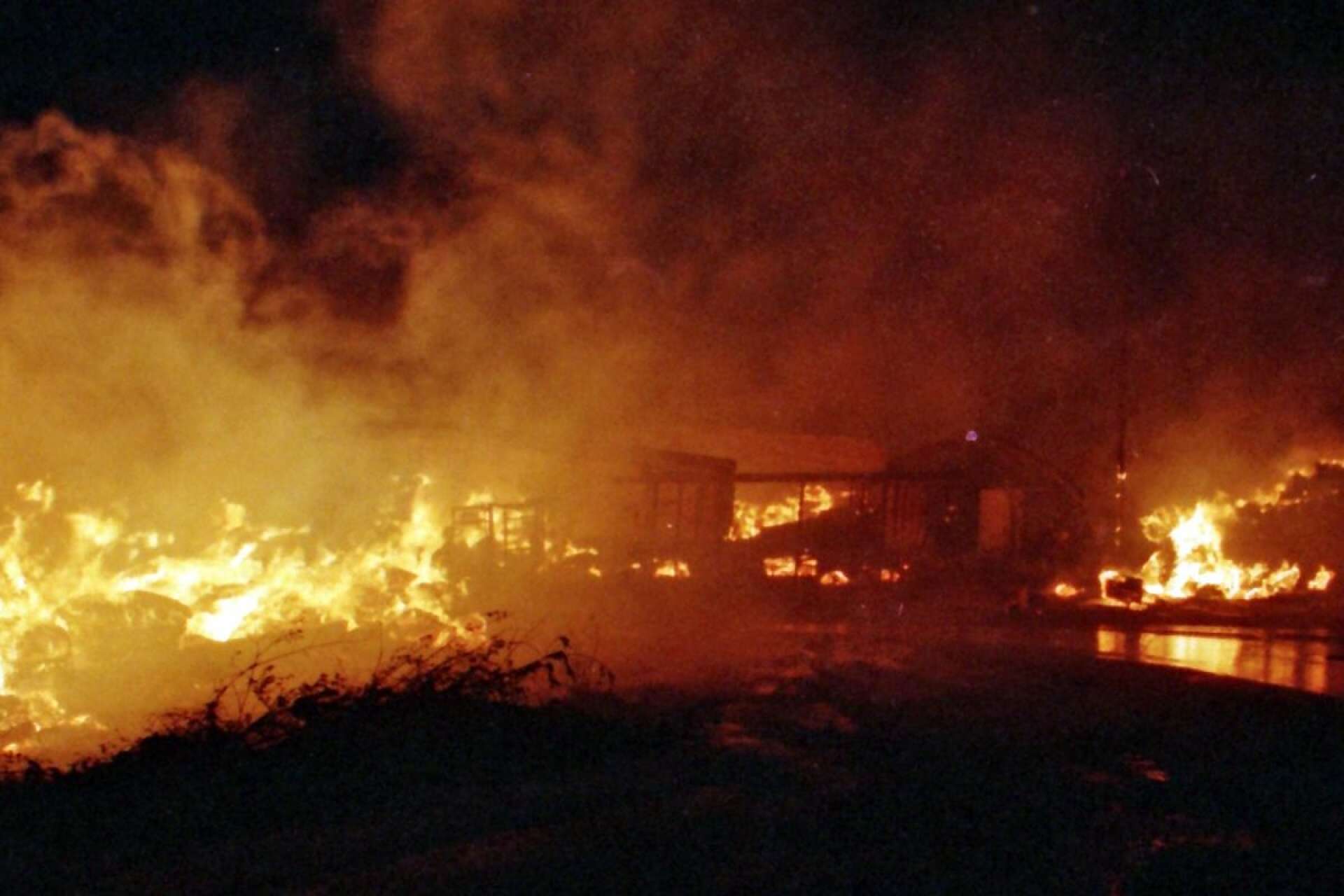 En mycket omfattande brand drabbade boardfabriken i Svanskog redan i februari 1998. I nattmörkret kunde eldskenet från branden ses ändå till E45. Beslut om återuppbyggnad kom tämligen omgående. 