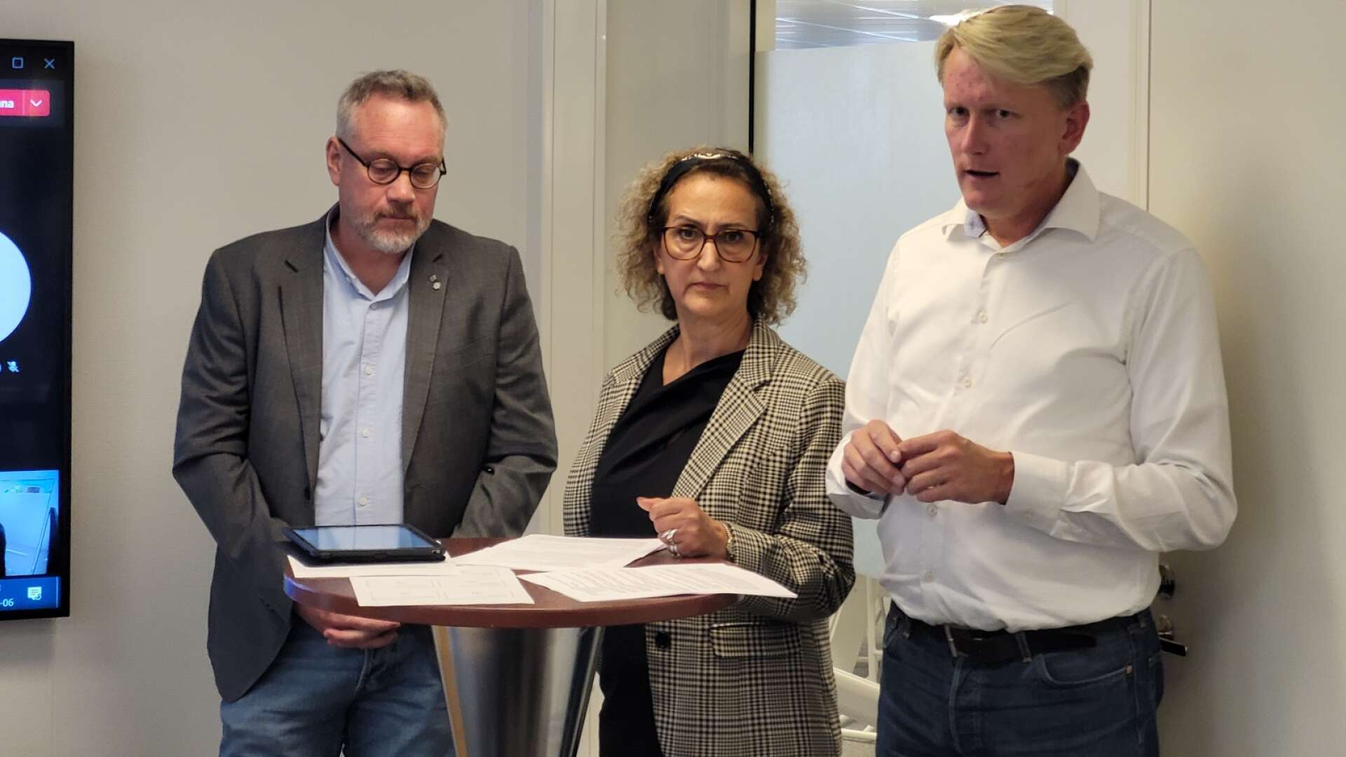 Jens Östergren (C) och Parvane Assadbegli (V) och Daniel Schützer (S) höll på onsdagen en presskonferens om sparåtgärderna.