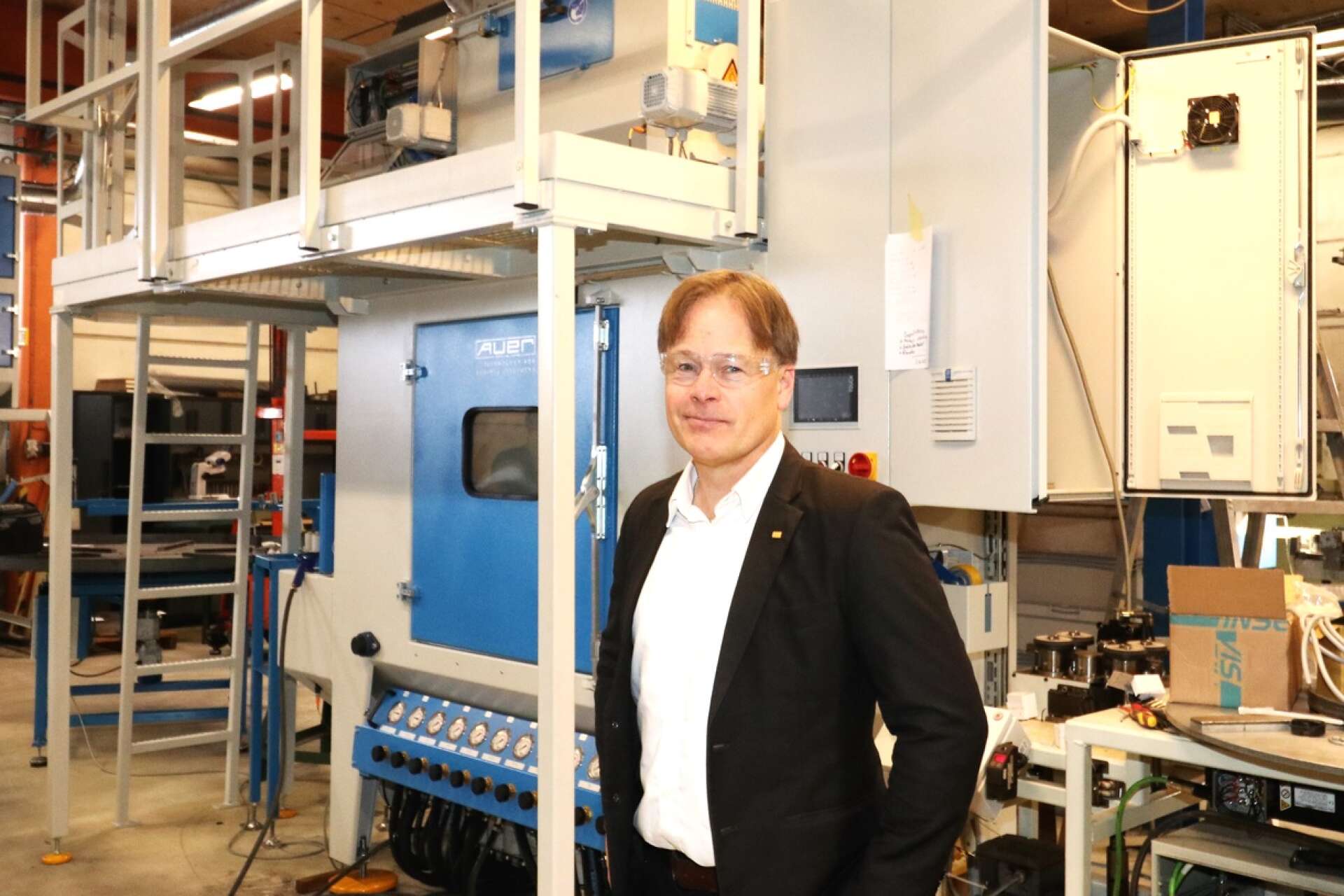 Anders Uttersäv framför den nyinköpta blästermaskinen, bolagets senaste investering.