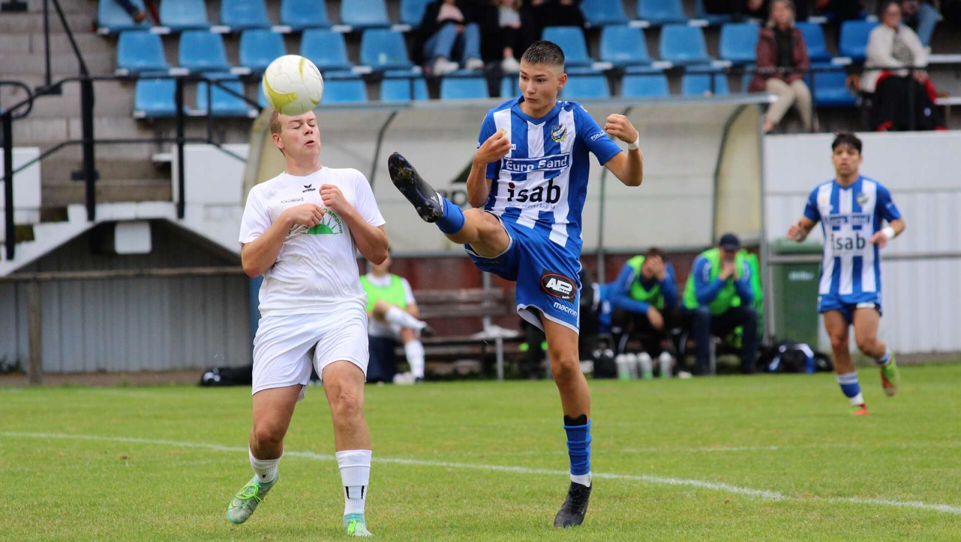 Tobias Nordström, som här sparkar undan bollen framför Eds Max Bryntesson, är en av spelarna som tagits ut i Dalslands distriktslag på västsvenska utbildningslägret i Uddevalla.