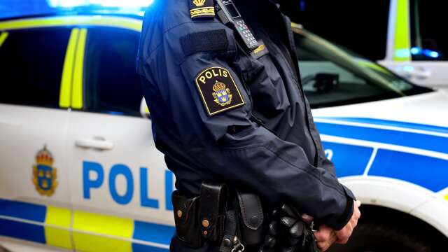 Polispatrullen fick tvärbromsa när en ung tjej plötsligt körde ut framför dem på vägbanan i centrala Skara. Nu åtalas hon för flera brott. 