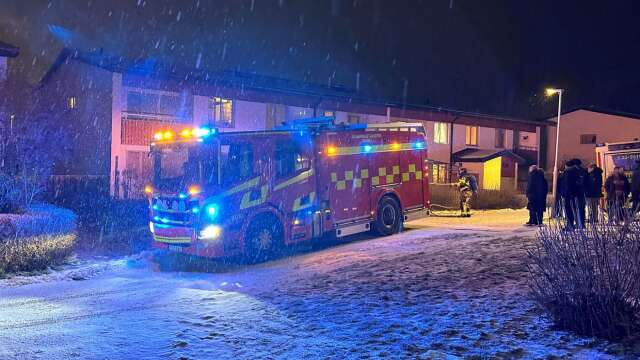 Räddningstjänst är på plats vid lägenhetsbranden i Arvika.