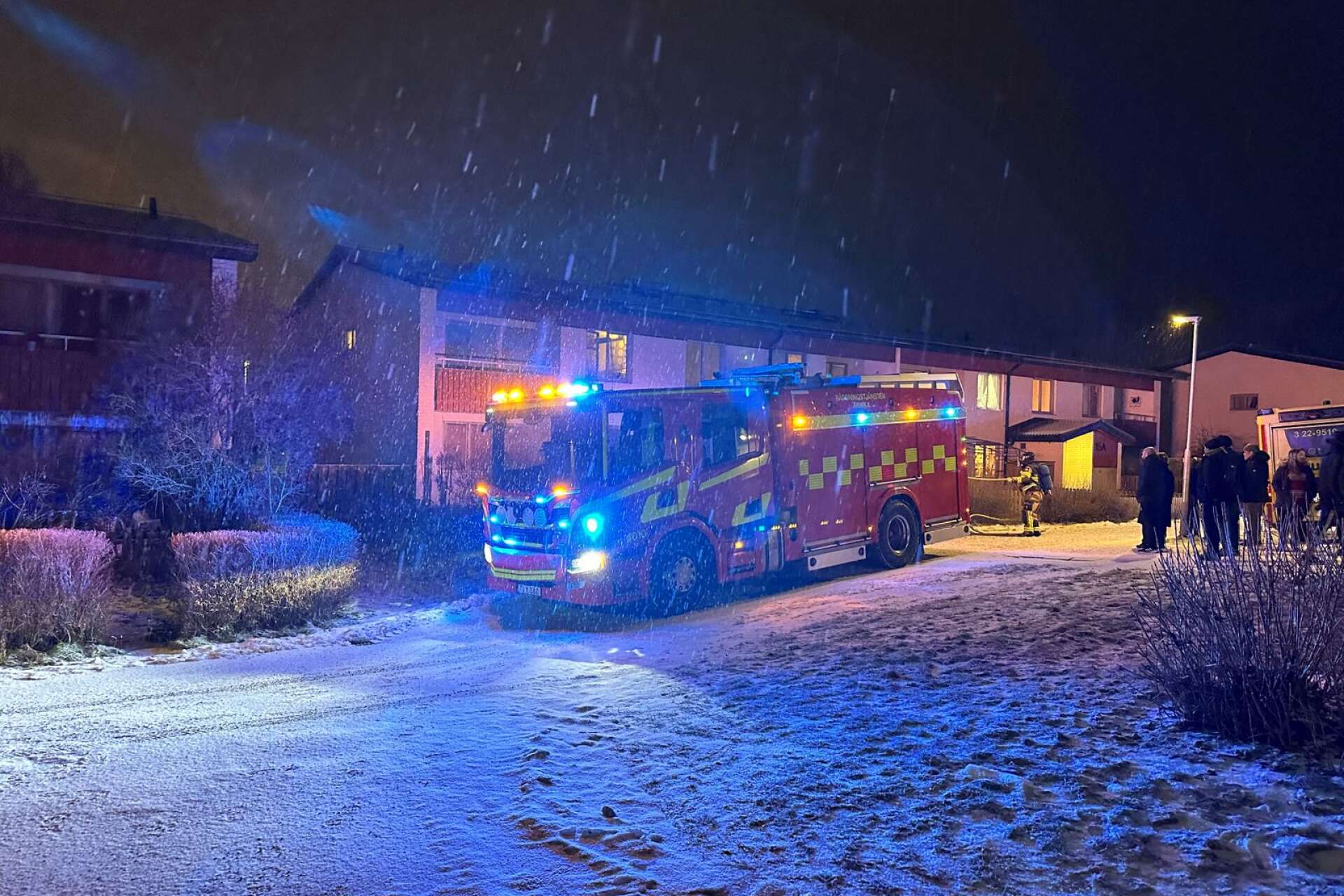 Räddningstjänst är på plats vid lägenhetsbranden i Arvika.