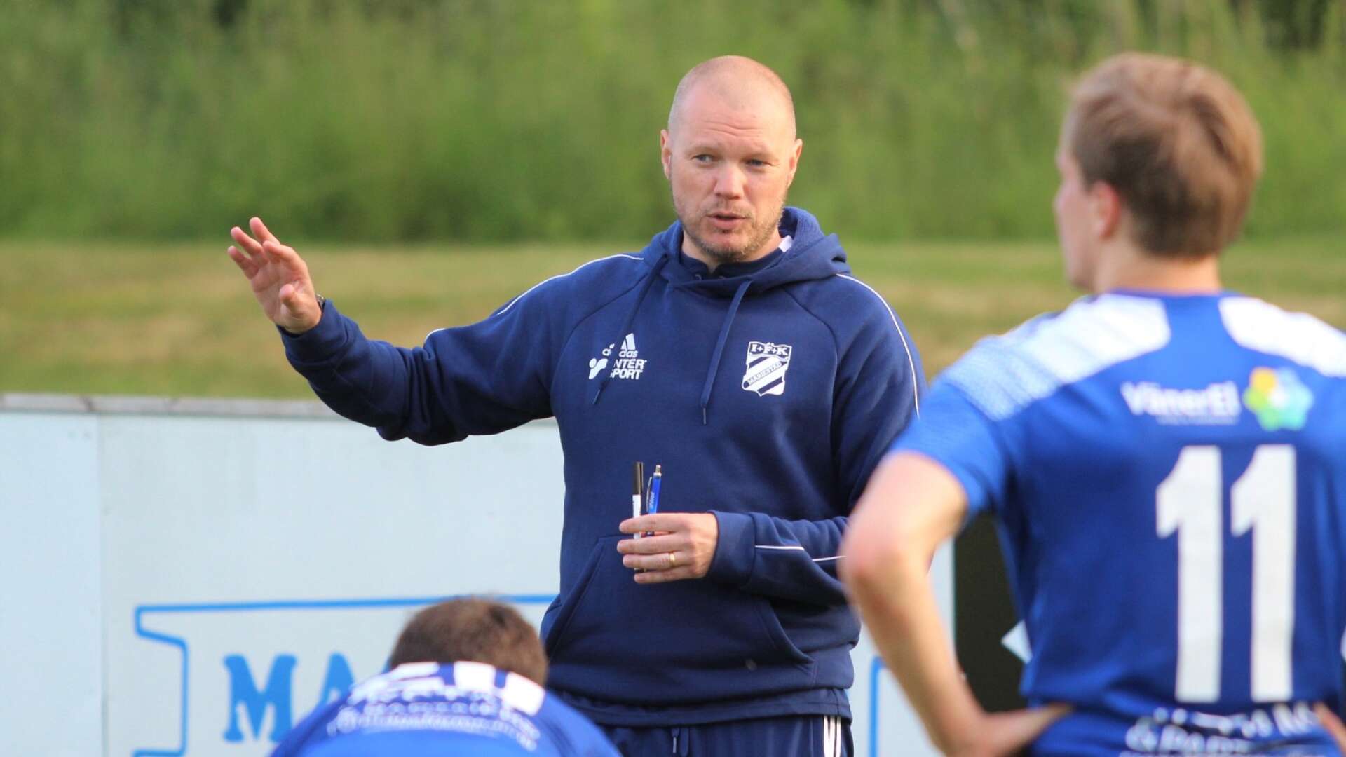 IFK Mariestad och tränaren Henrik ”Frasse” Josefsson kan på söndag hänga av Götene i toppen av division fyra.