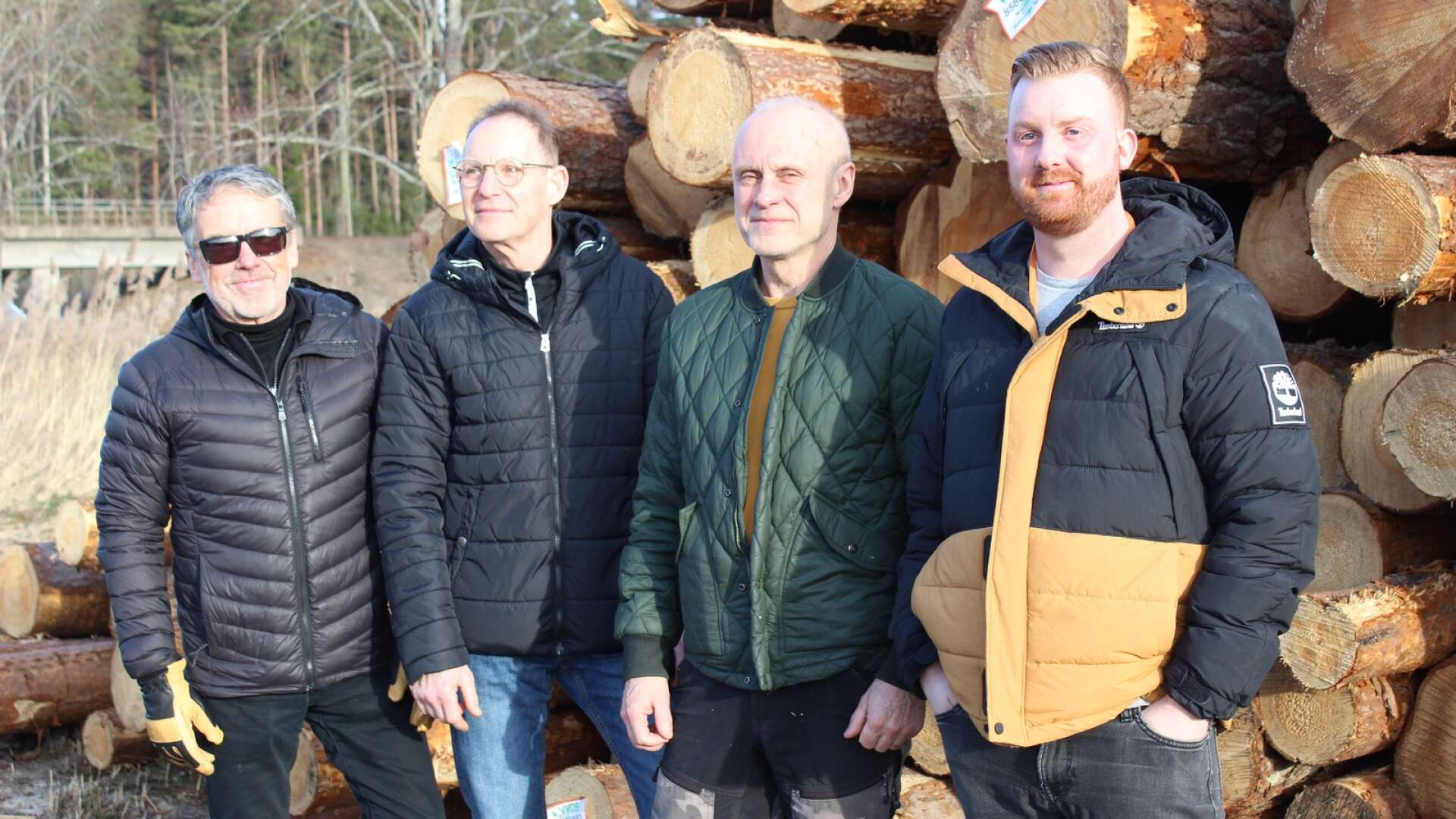 Peo Larsson från Åmål, samt Säffleborna Jerry Persson, Lennart Österberg och Niklas Strand har arbetat med att klyva den ved som nu har skickats ner till Ukraina.