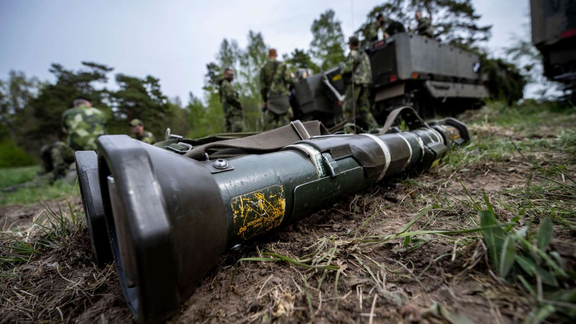 Enigheten om att stödja Ukraina med vapen är närmast total bland svenska politiska partier och inom EU, skriver Mikael Strandman med flera.