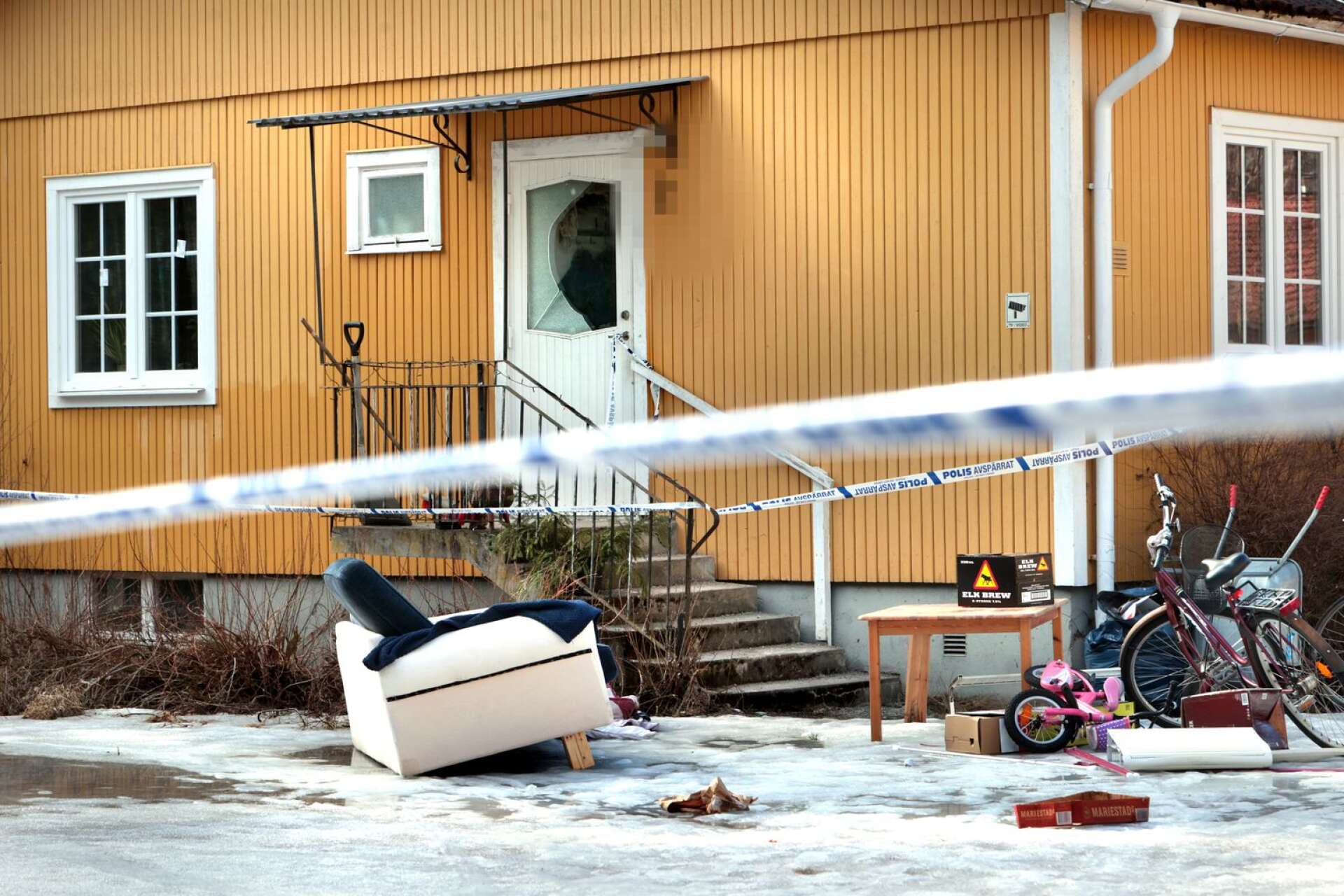 I början av april hittades en 52-årig man avliden utomhus i en soffa i Geijersholm i Hagfors. Under måndagen inleddes huvudförhandlingen i Värmlands tingsrätt gällande bland annat mord. 