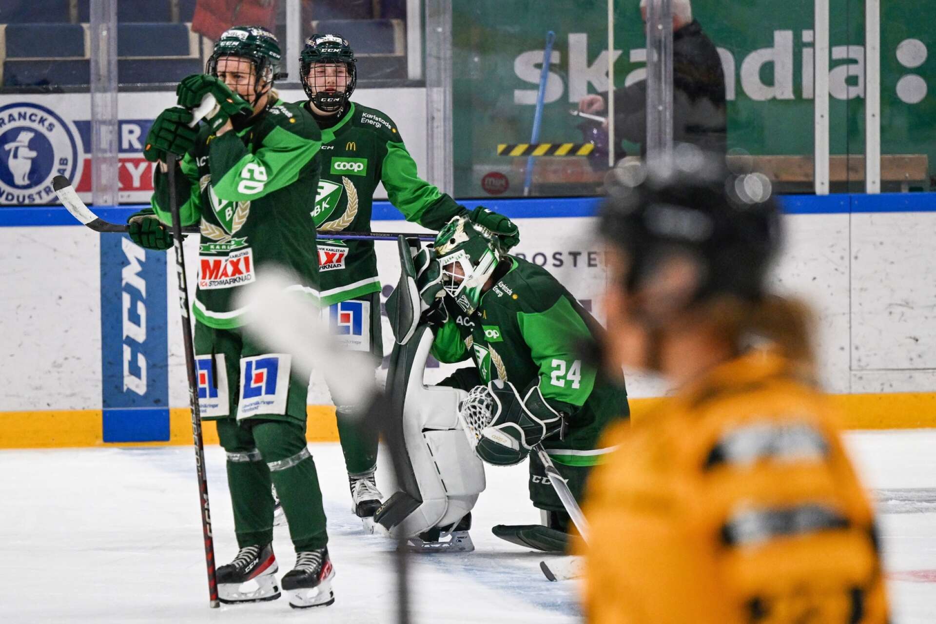 Färjestad med Jennifer Axelsson (nummer 20) och målvakt Jule Flötgen föll med 1–2 hemma mot Skellefteå och FBK är utslaget i SDHL-kvalet med 0–2 i matcher.