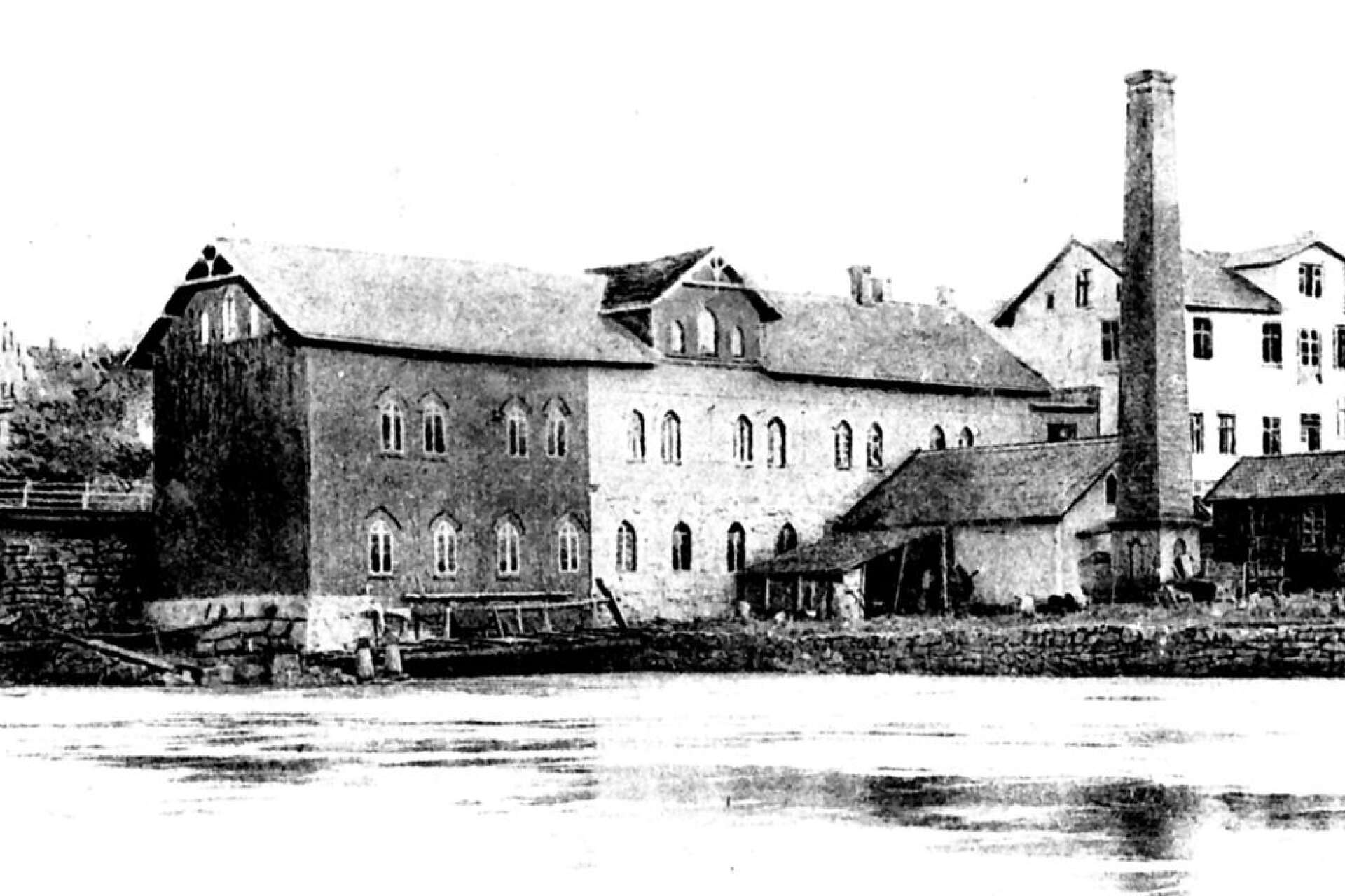 Sängfabrikens första lokal i Säffle låg i en vindsvåning nära kvarnen. Senare kunde man flytta ned en våning när orgelfabriken hade flyttat. Även den lokalen blev dock ganska snart för liten.