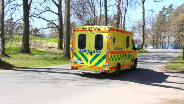 En man i 50-årsåldern transporterades akut till sjukhus efter olyckan.