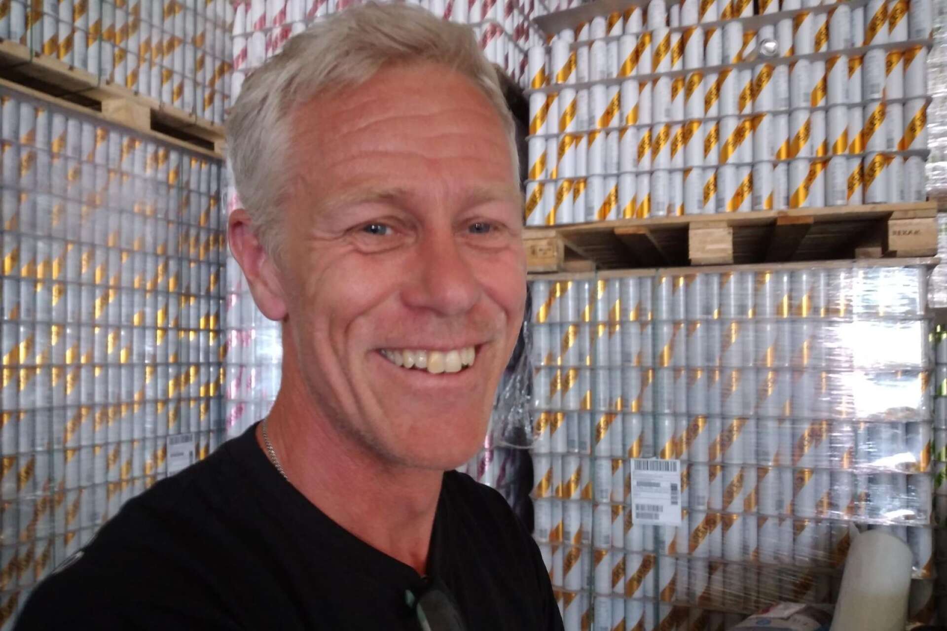 Johan Olsson, vd för företaget Karlstad Dryckesfabrik AB, vill göra drycken hard seltzer lika populär i Sverige som i USA.