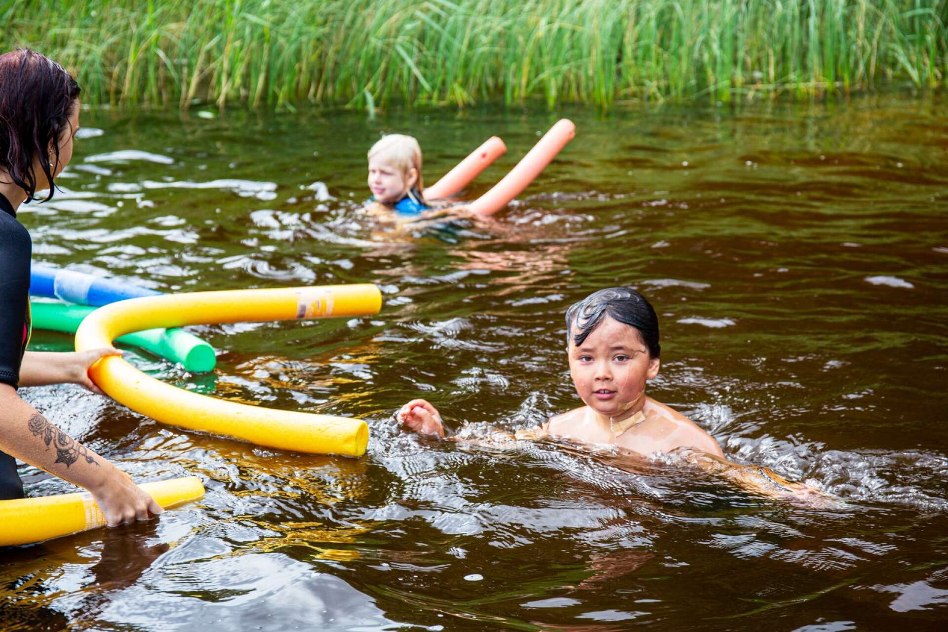Theodor, från Göteborg, passar på att bli en fena på att simma på semestern i Dalsland.