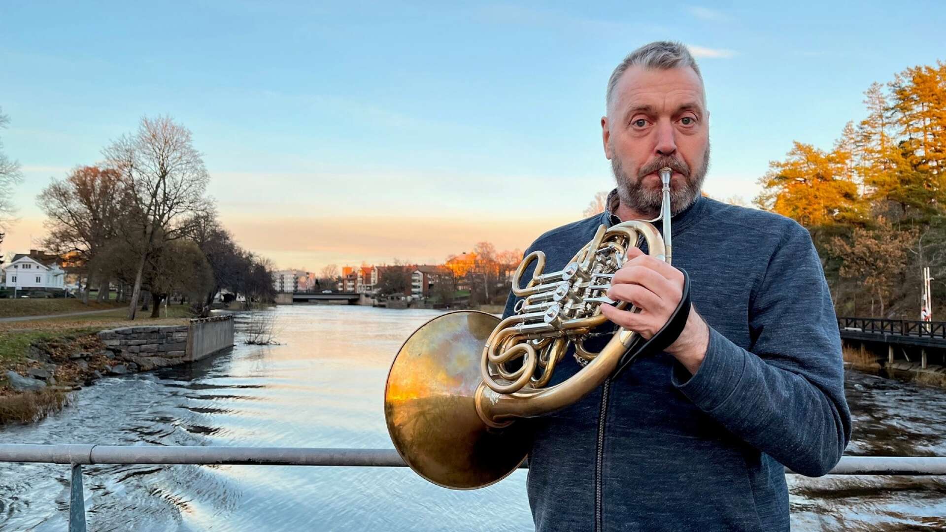 Göran Hülphers är född och uppvuxen i Säffle och är numera hornist i Svenska kammarorkestern i Örebro. 