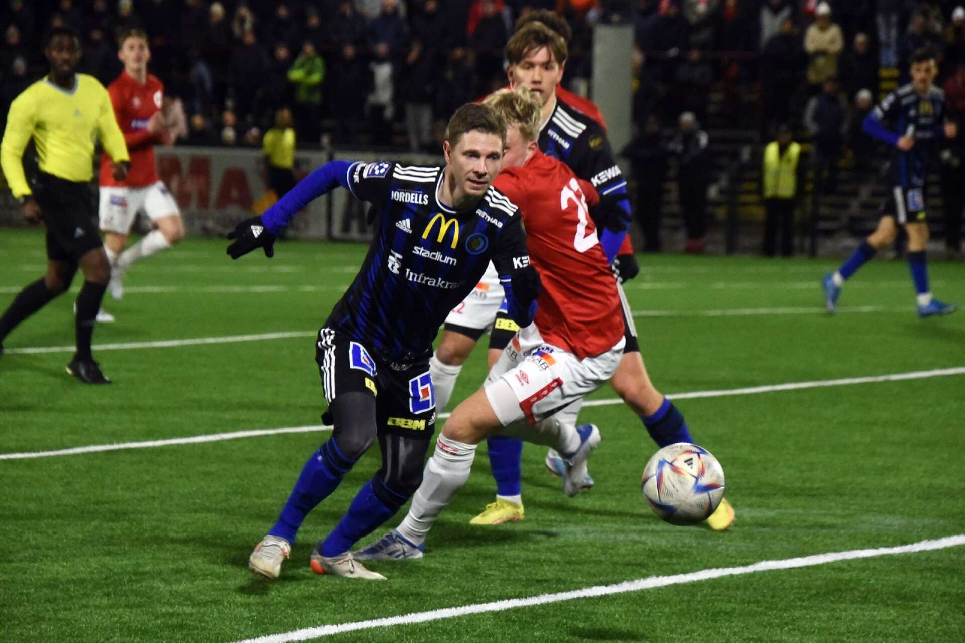 Johan Bertilsson med bollen när Karlstad Fotboll och Degerfors möttes den 20 februari.
