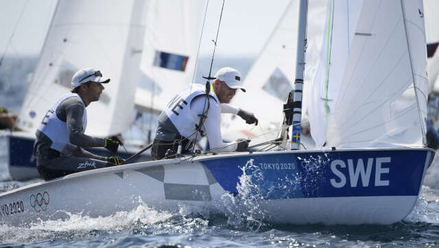 470-duon Anton Dahlberg och Fredrik Bergström fortsätter att segla mot medaljerna i OS-regattan i Enoshima. I den nionde och näst sista omgången före medaljracet slutade svenskarna trea, vilket också är deras placering i sammandraget.