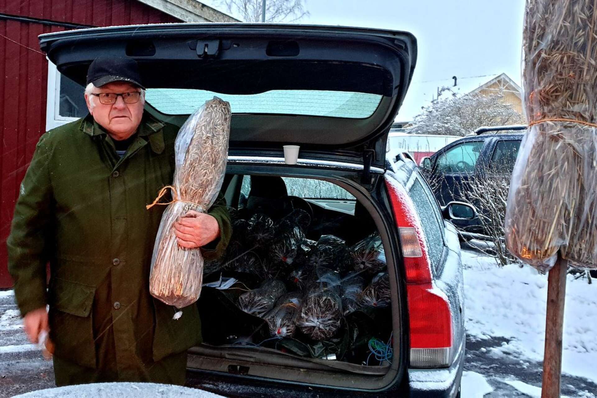 Morgan Gustavsson sålde havrekärvar, vilka både sprider julstämning och mättar hungriga fåglar.