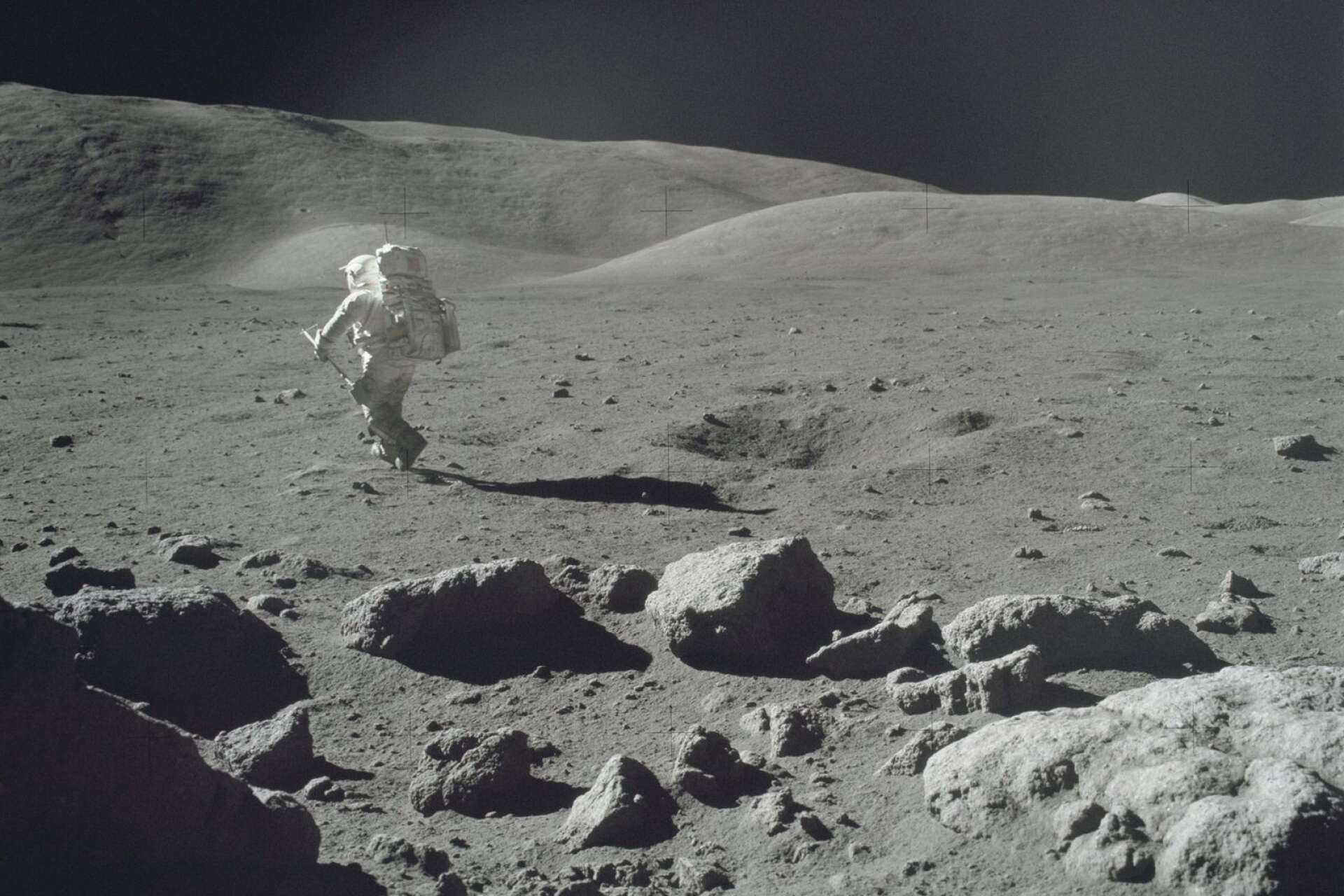 Jack Schmitt vandrar bort på månen.