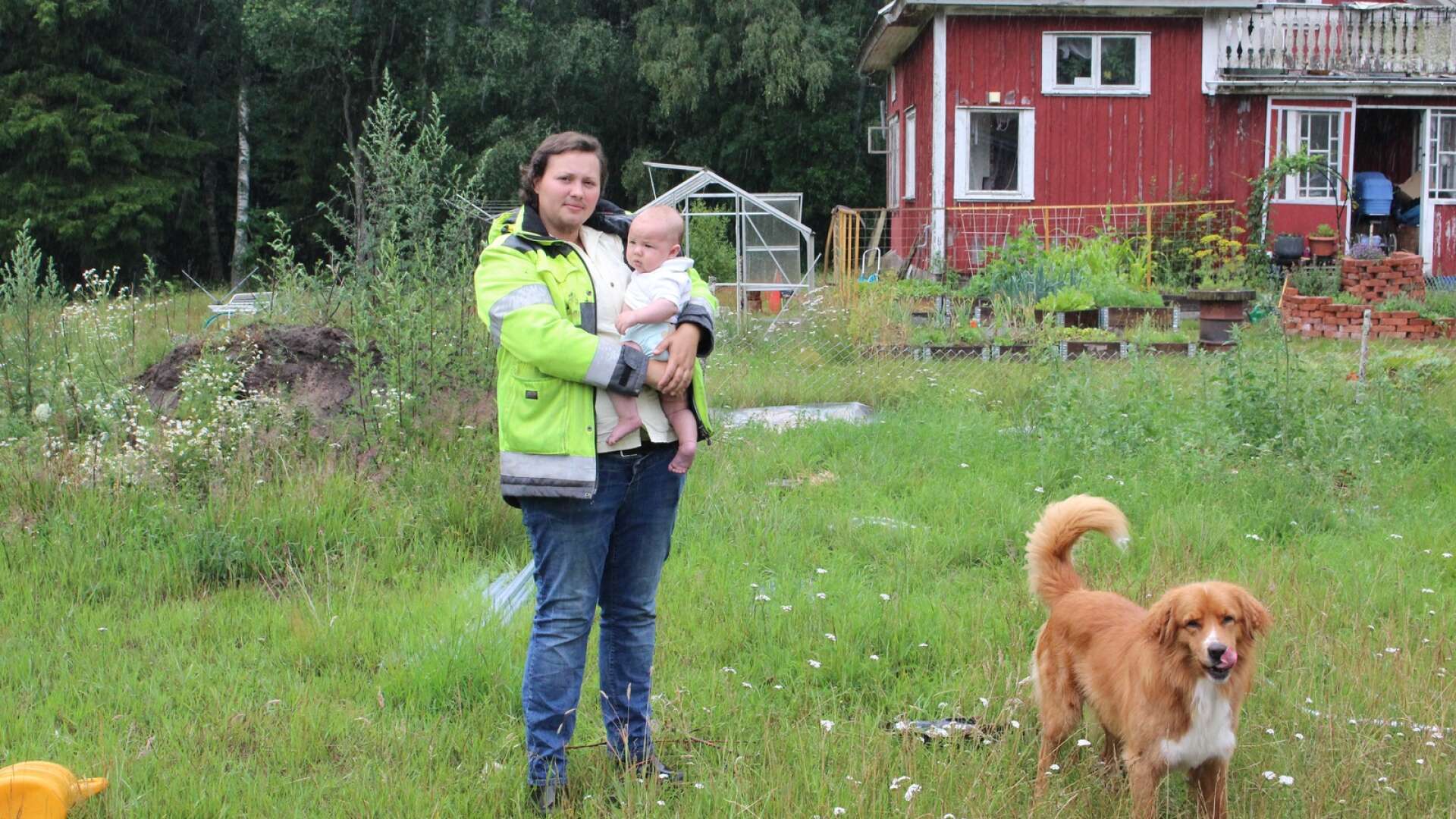 Cim Wennström bor med familjen på en gård utanför Vedum och vill odla mer av den egna maten i ett större växthus, men avgiften för bygglovet blev orimligt högt menar han.
