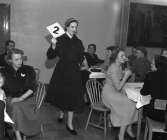 Modevisning på Bergsons textilindustri år 1953, med klassiskt kvinnliga silhuetter där kjolarna till exempel är klockade. 