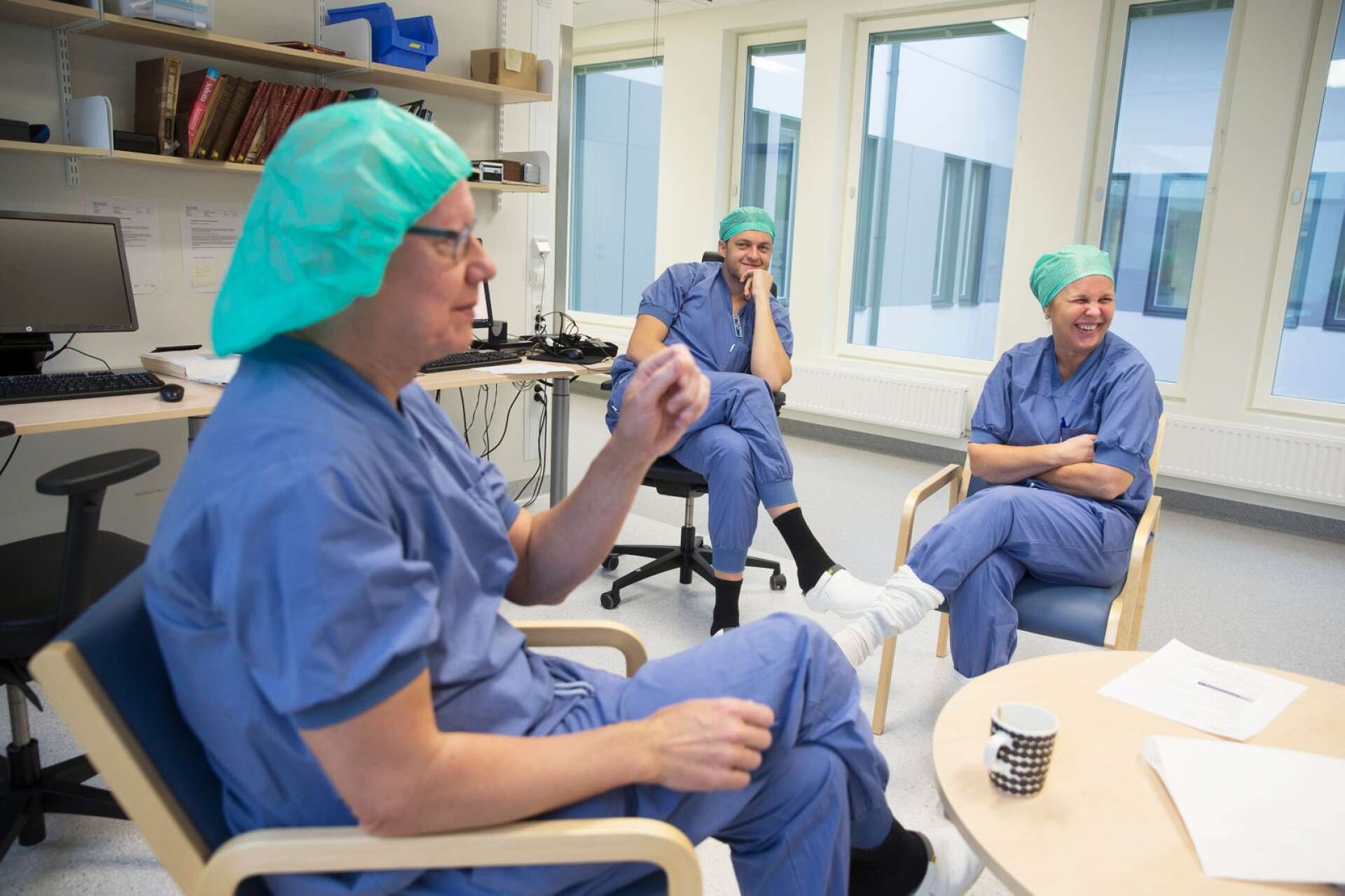 Läkarna Peter Stenbom, Jonatan Nolhage och Åsa Harnesk väntar på att gå in i operationssalen och dra igång med strumaoperationen.
