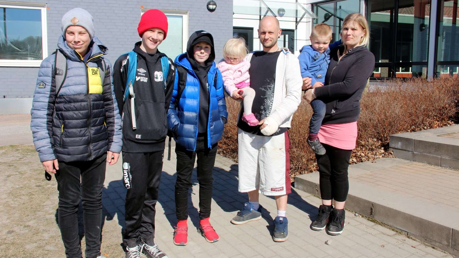 Valdemar Segerström, Lucas Andreasson och Emil Engström träffade på fredagen familjen de hjälpte i lekparken, Mattias, Madikken, Malte och Johanna Lindberg.