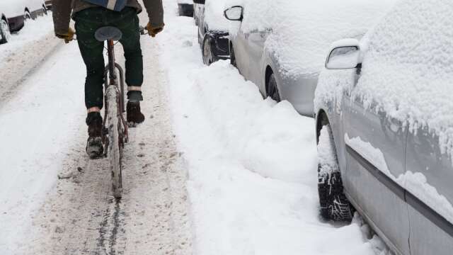 Isiga och moddiga cykelbanor gör det svårt att lämna bilen hemma, påpekar insändarskribenten.
