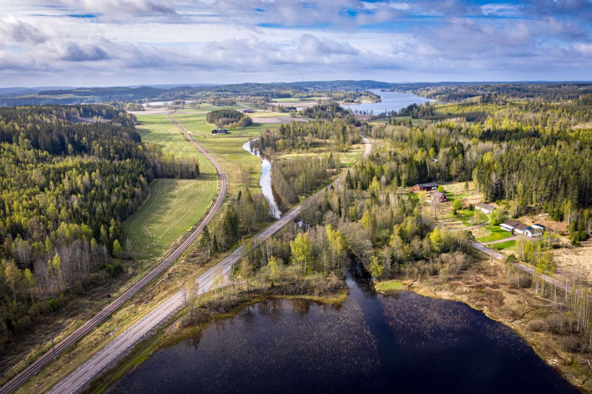 På vägen från Kristinehamn till Storfors passeras Norsbäckens kanal, en av Sveriges äldsta kanaler anlades 1640. Här möts tre generationers transportleder. Kanalen som ersattes av järnvägen som ersattes av bilvägen.