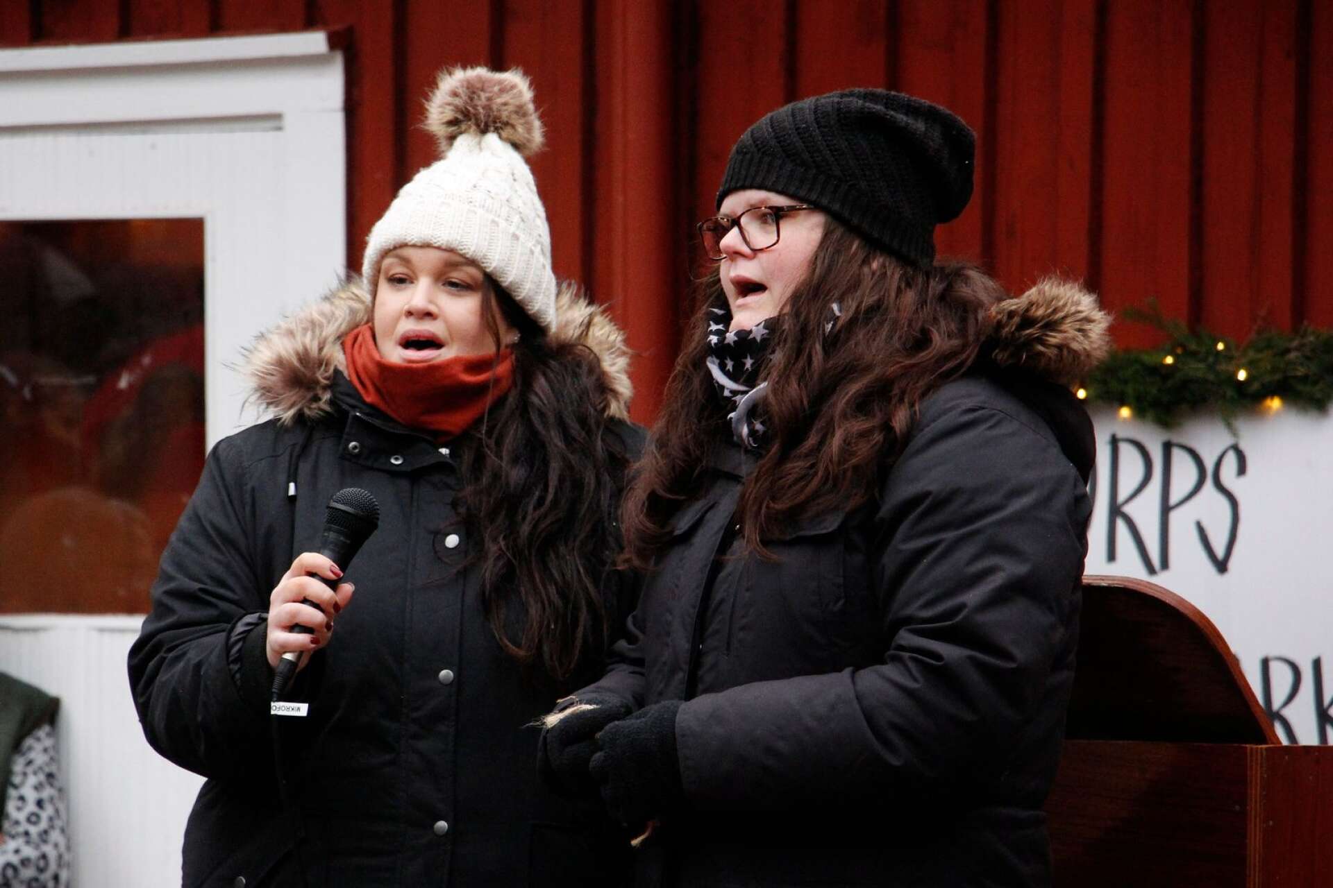 Sara Brandin och Madelene Gustafsson sjöng julsånger.