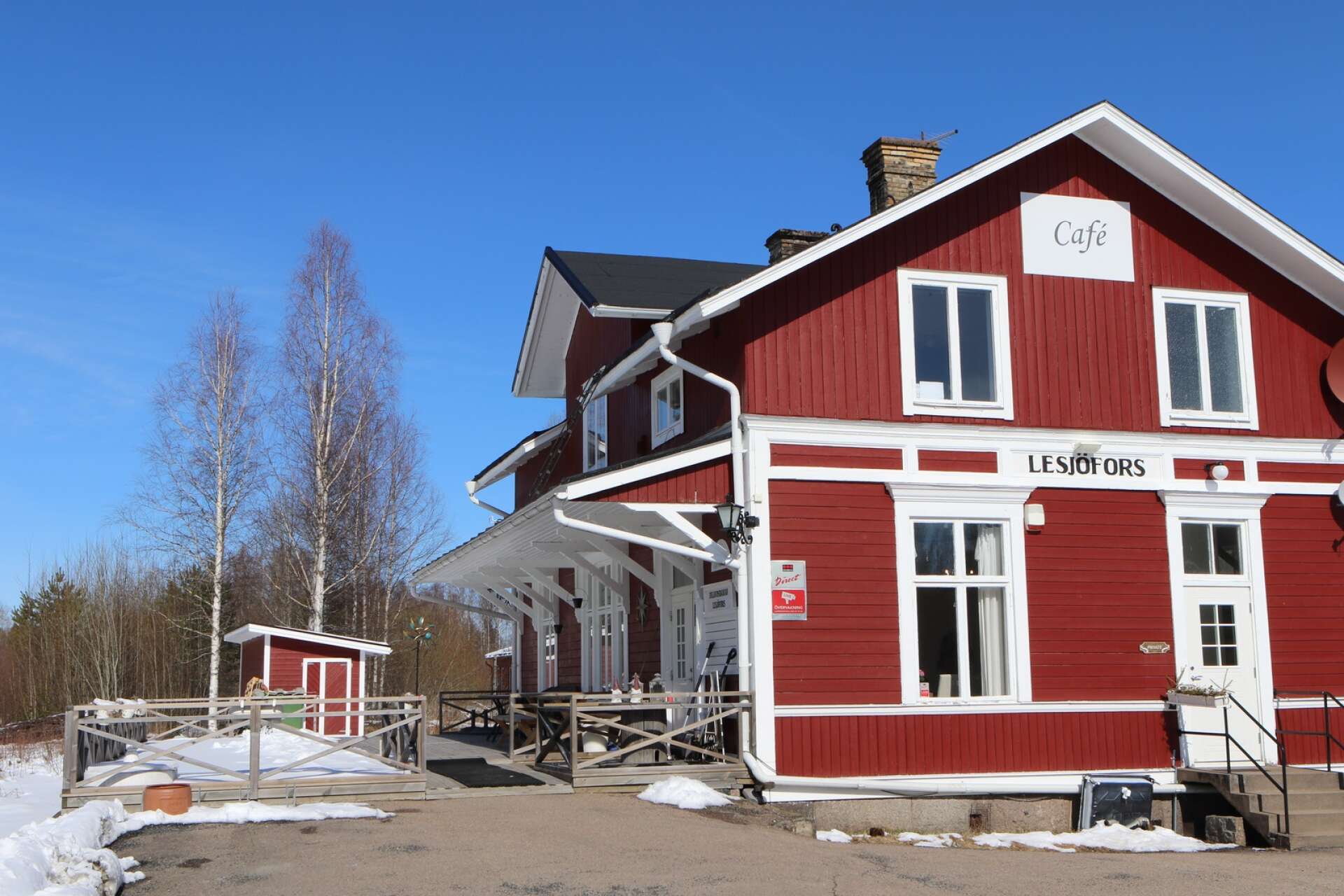 I järnvägsstationen i Lesjöfors finns det både café och presentaffär. 
