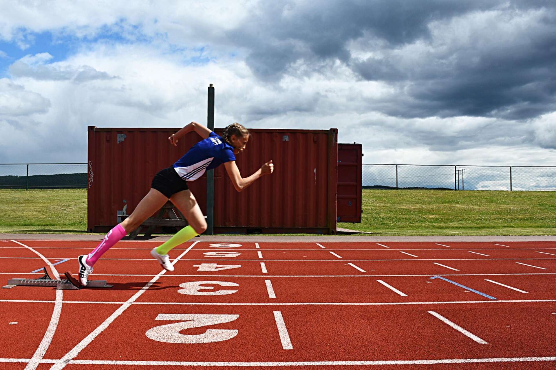 Löpning är en av Evelina Olssons starkaste grenar, där hon på världsungdomsspelen tog guld i både 80- och 300-meter. 