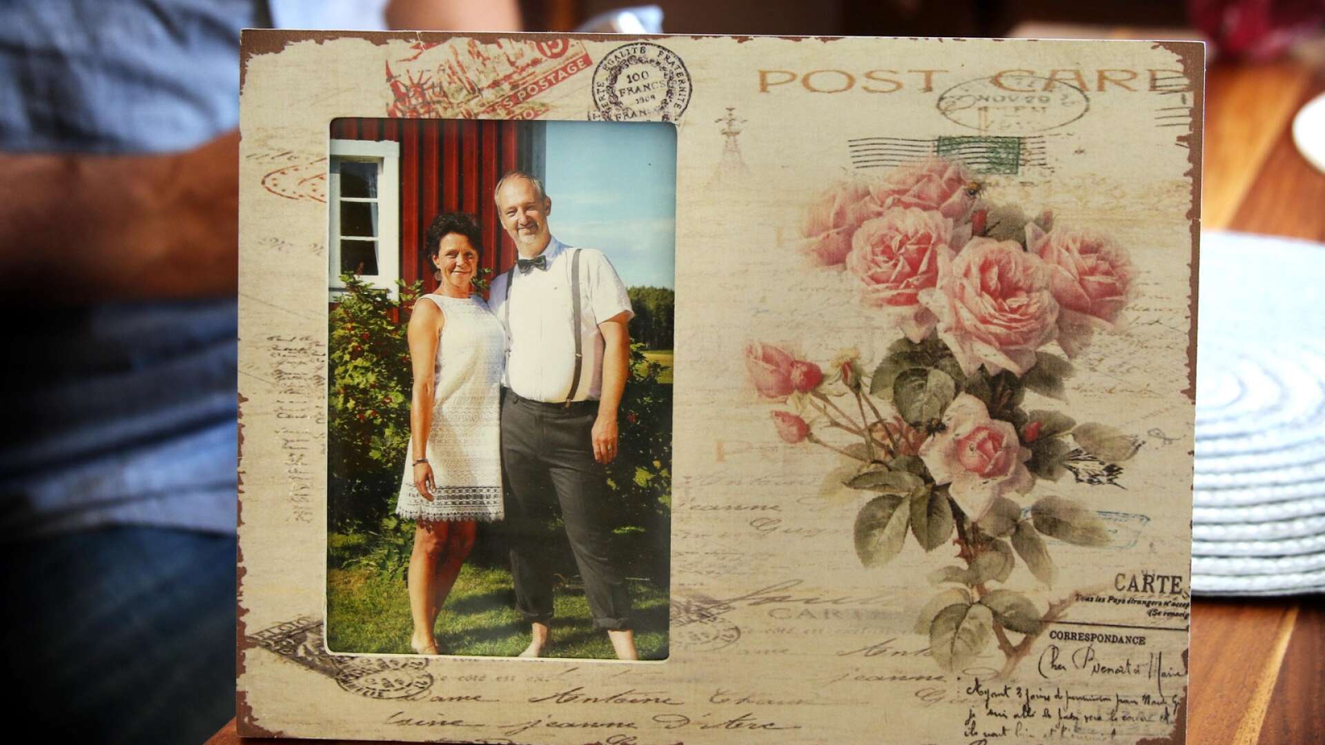 Bröllopsbilden på Stefan och Simone Pless som gifte sig i trädgården i Lyrestad den 17.07.2017 klockan 17:07. Brudparet, gäster samt vigselförrättare var allesamman barfota.