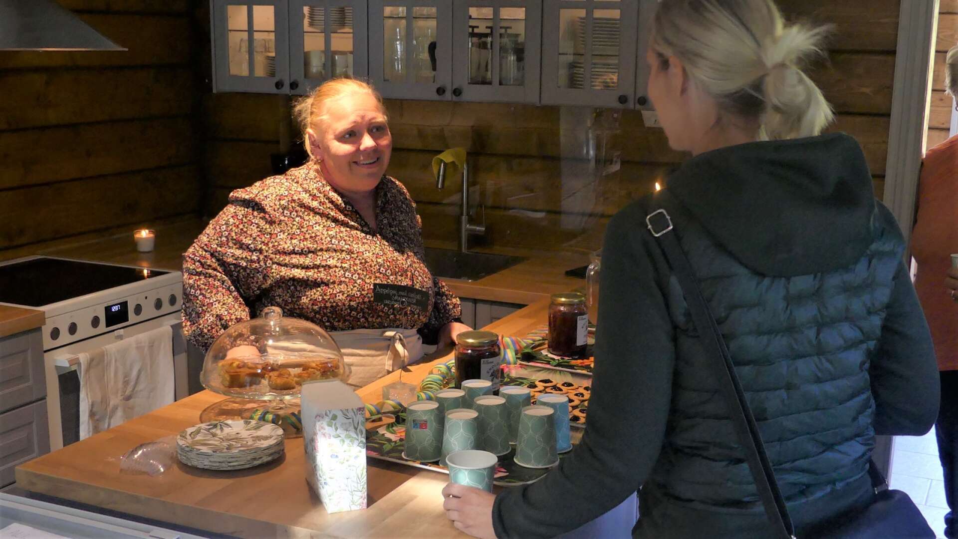 Susanne Paulsson stortrivs där hon står i Linhagen lantbutik och kaffestuga. Bland annat serveras det hembakat.